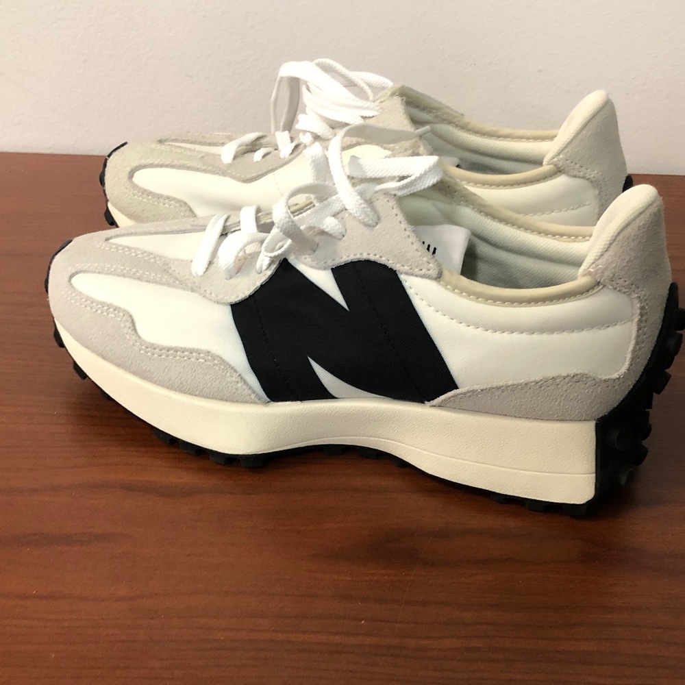 New Balance Women's Sneakers Sz 7 brand new